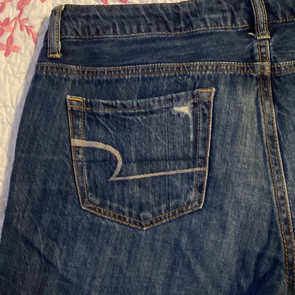 American eagle distressed looking blue Jean shorts. Size 6 - Picture 3 of 8